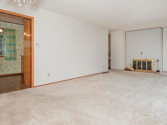 3rd image of 380 NE Edgecliff Dive