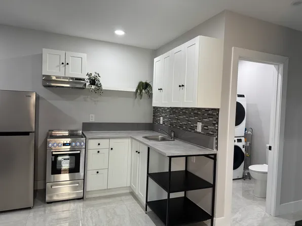 17556 1/2 Devonshire St, Northridge, CA 91325