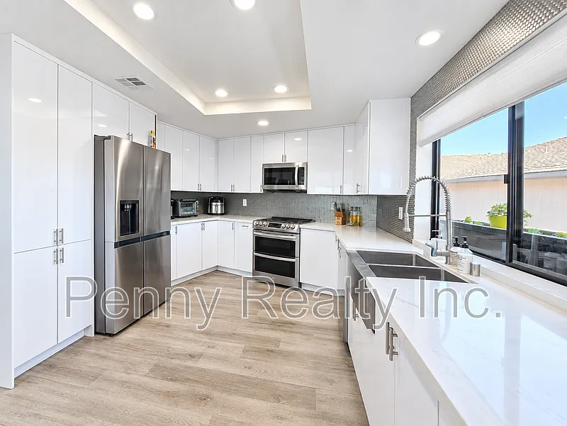 5 bed, 2.0 bath, 3390 sqft, $5,995 — Photo 2