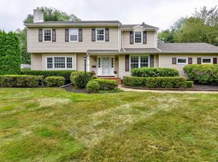 5 Thames Dr, Freehold, NJ 07728
