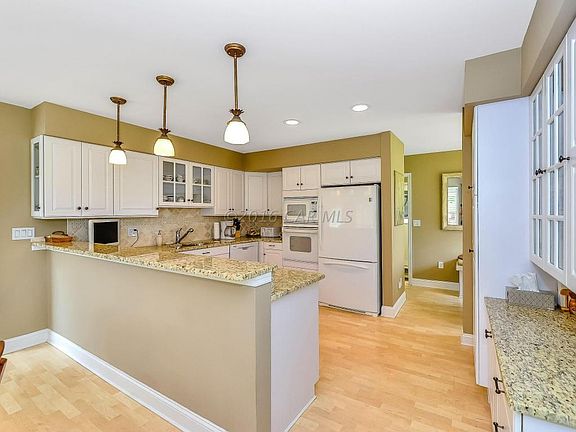 Gorgeous kitchen w/Granite