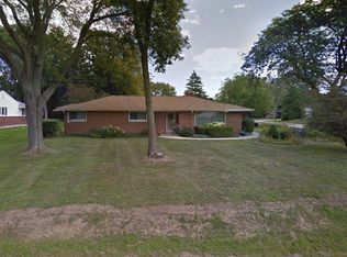 500 Oakwood Dr, Thiensville, WI 53092