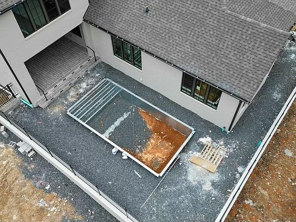 4th image of 7038 Chesterton Way