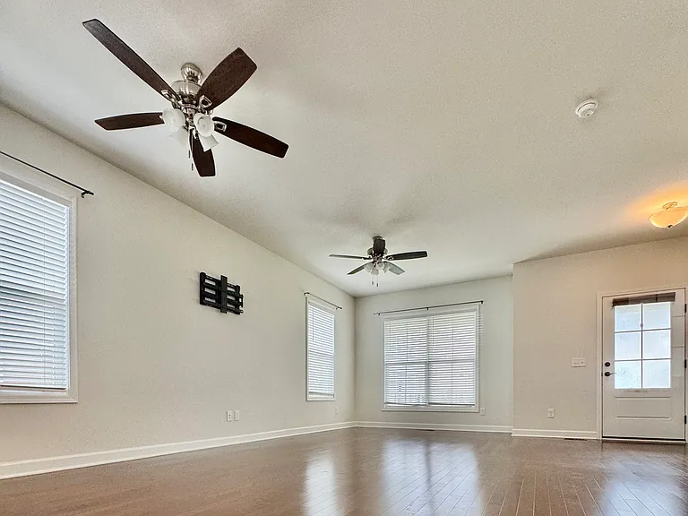 325 John Adams Dr — Photo 7