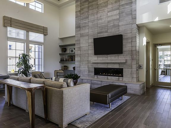 4th image of 1605 Lexington Ln #5102