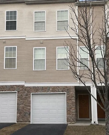 10 Rowand Way E — Photo 1