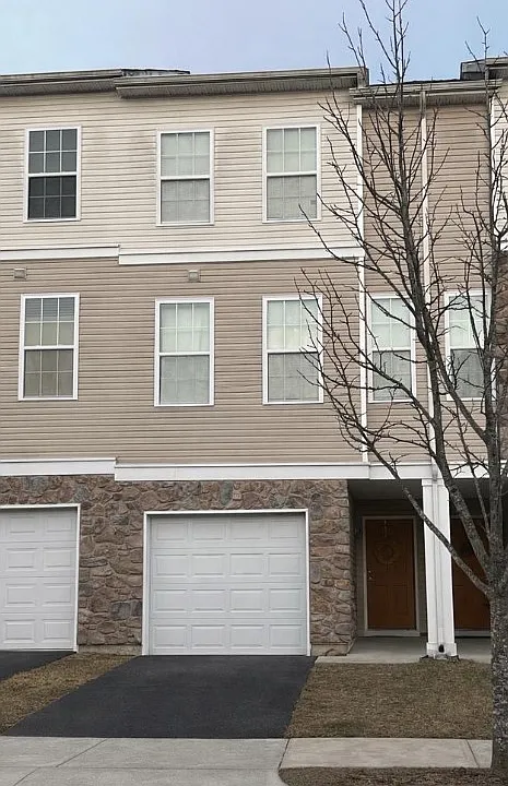 10 Rowand Way E