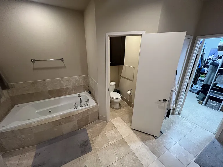 2411 N Hall St #6 — Photo 20