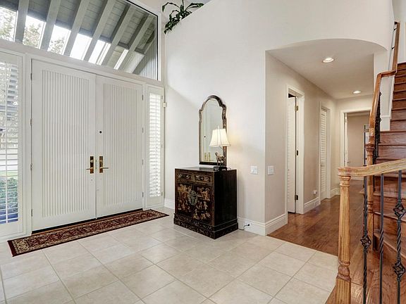 3rd image of 11435 Huntington Village Ln
