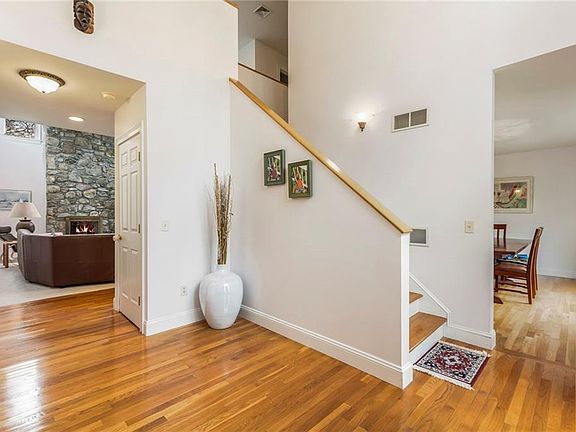 4th image of 95 Westmoreland St