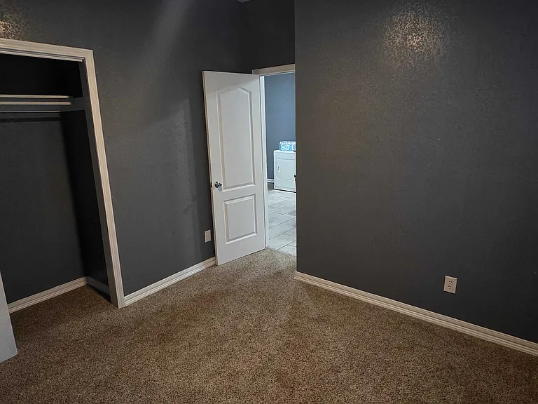 210 N Rowe St — Photo 13