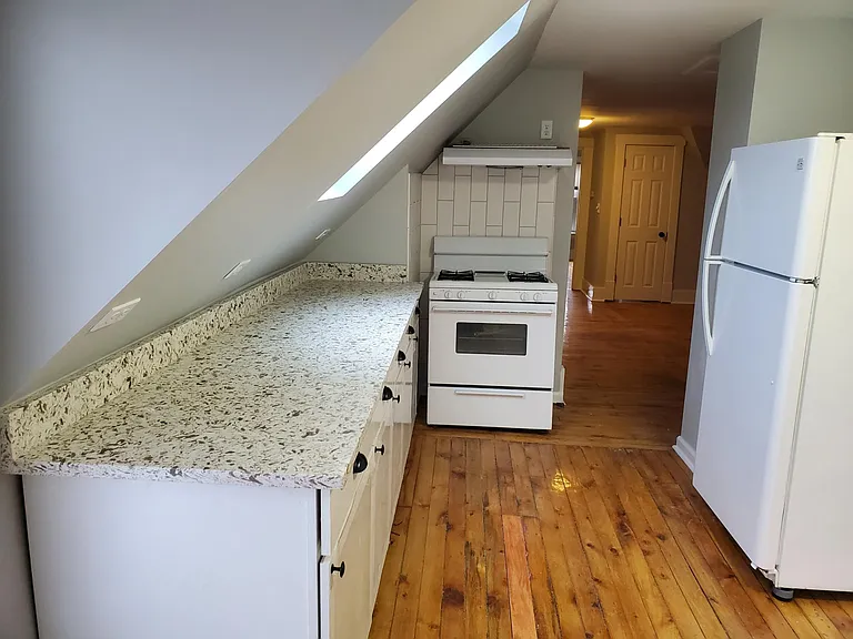 712 E 10th St #1/2 — Photo 6