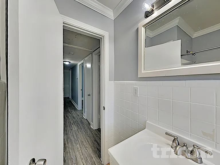 225 W King St — Photo 14