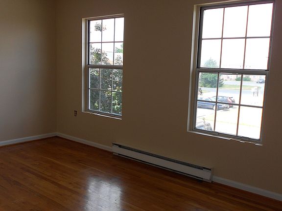 3rd image of 124 Nottoway Dr