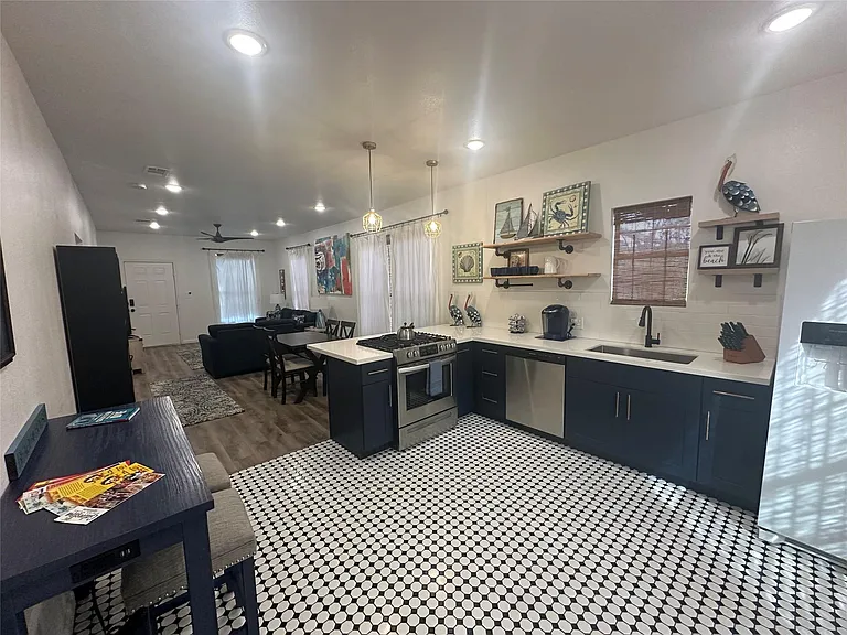 4009 Avenue L — Photo 4