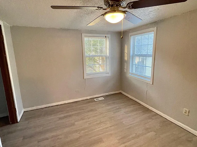 322 E Avenue D — Photo 19
