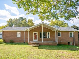 1162 Hillside Dr, Thomasville, NC 27360
