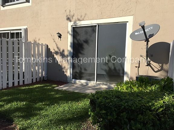 3rd image of 901 Sevilla Cir