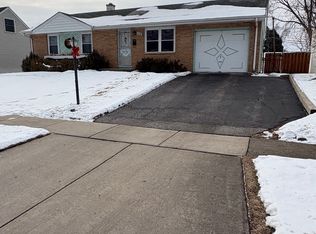 170 Cherrywood Rd, Buffalo Grove, IL 60089