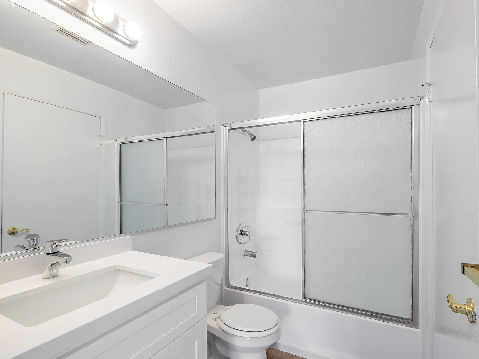 1 bed, 950 sqft, $2,100 — Photo 3