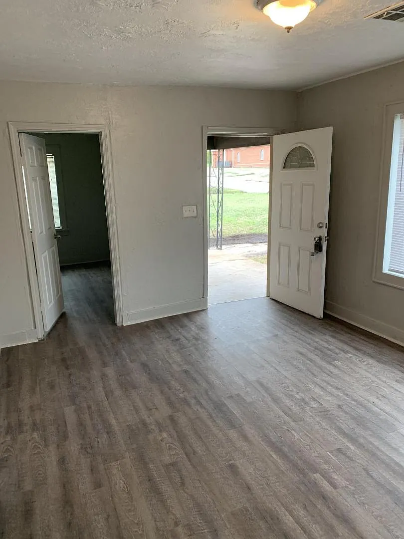 1829 E Madison St — Photo 2