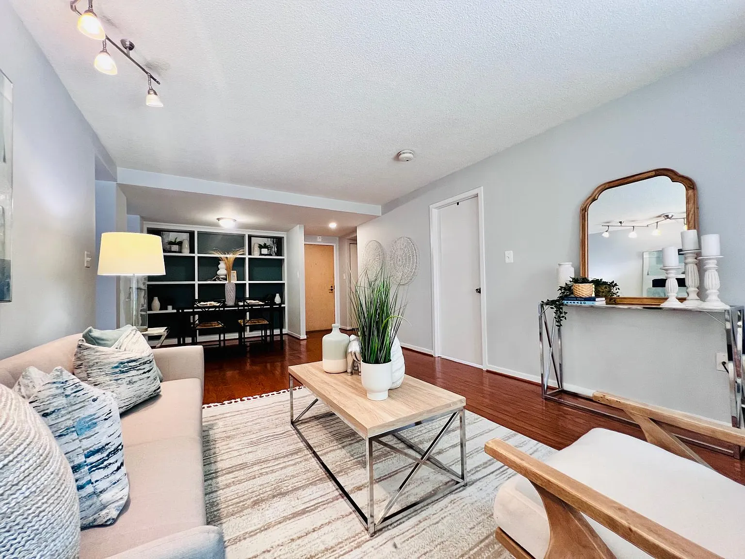 1 bed, 702 sqft, $2,400 — Photo 3