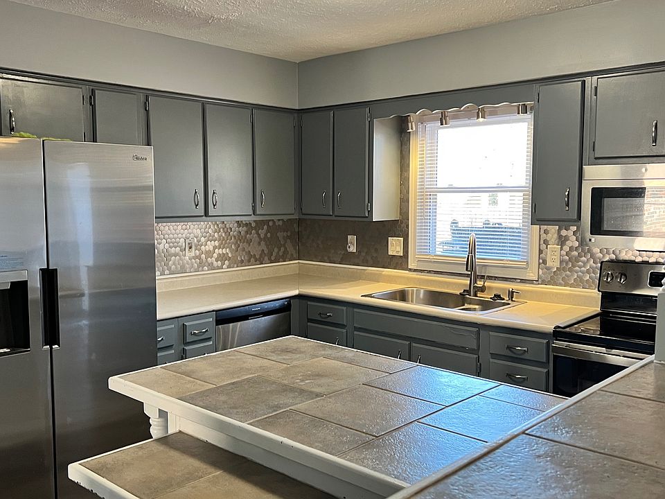 Kitchen & nook area