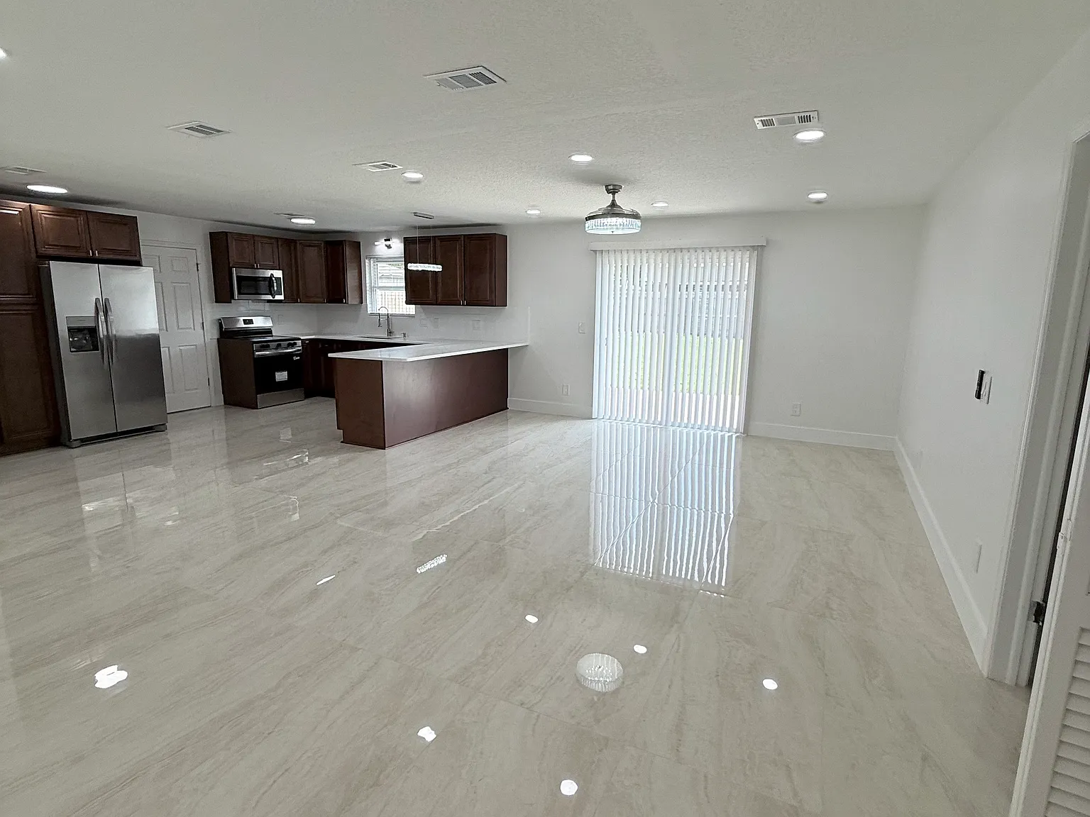 4 bed, 2425 sqft, $2,900 — Photo 2