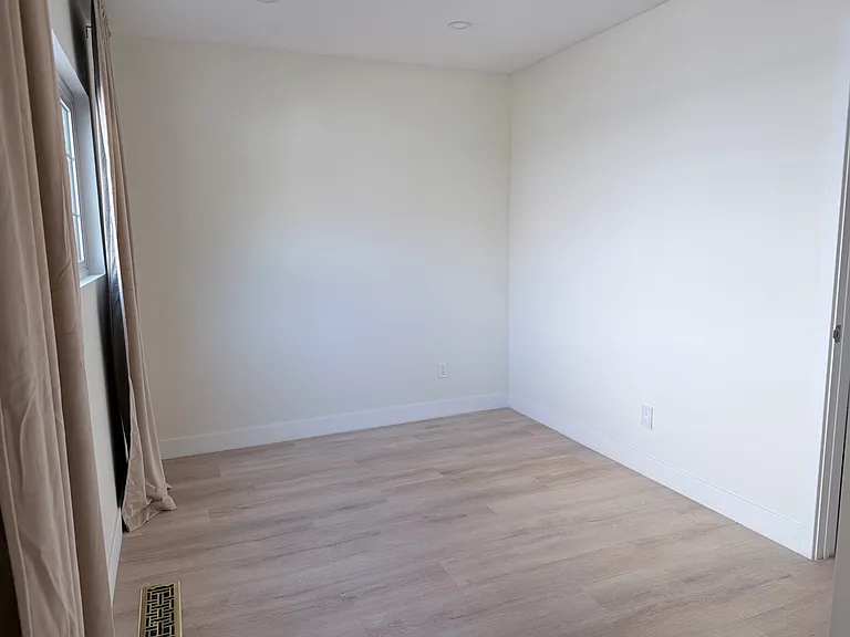 726 W 9th St — Photo 13
