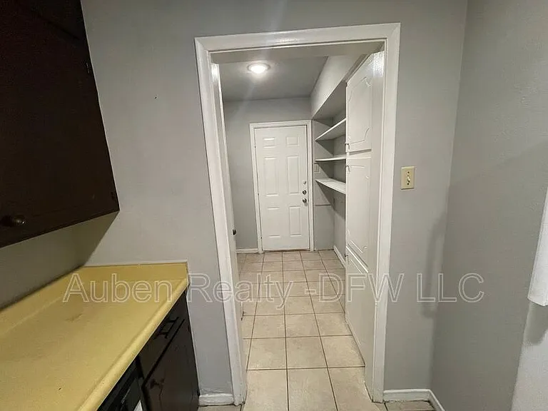 930 Lindy Ct — Photo 4