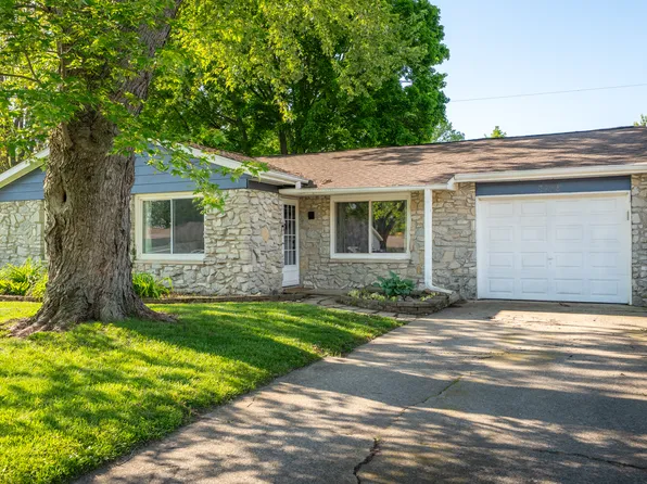 8215 W Fairview Dr, Yorktown, IN 47396