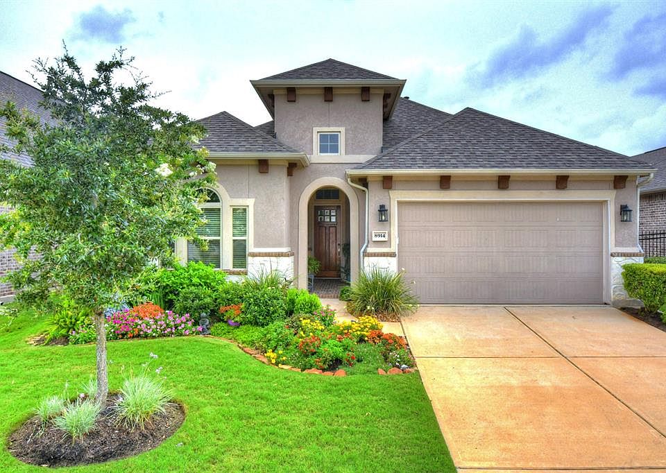 Talk about curb appeal...This one has it all!