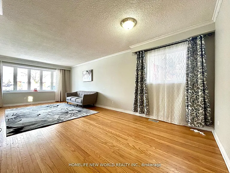 27 Hayward Cres #UPPER — Photo 8