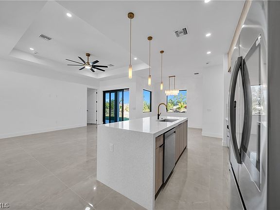 4th image of 609 NE 11th Terrace Cpe