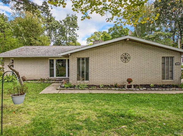 2851 Scottwood Pl, Brighton, MI 48114