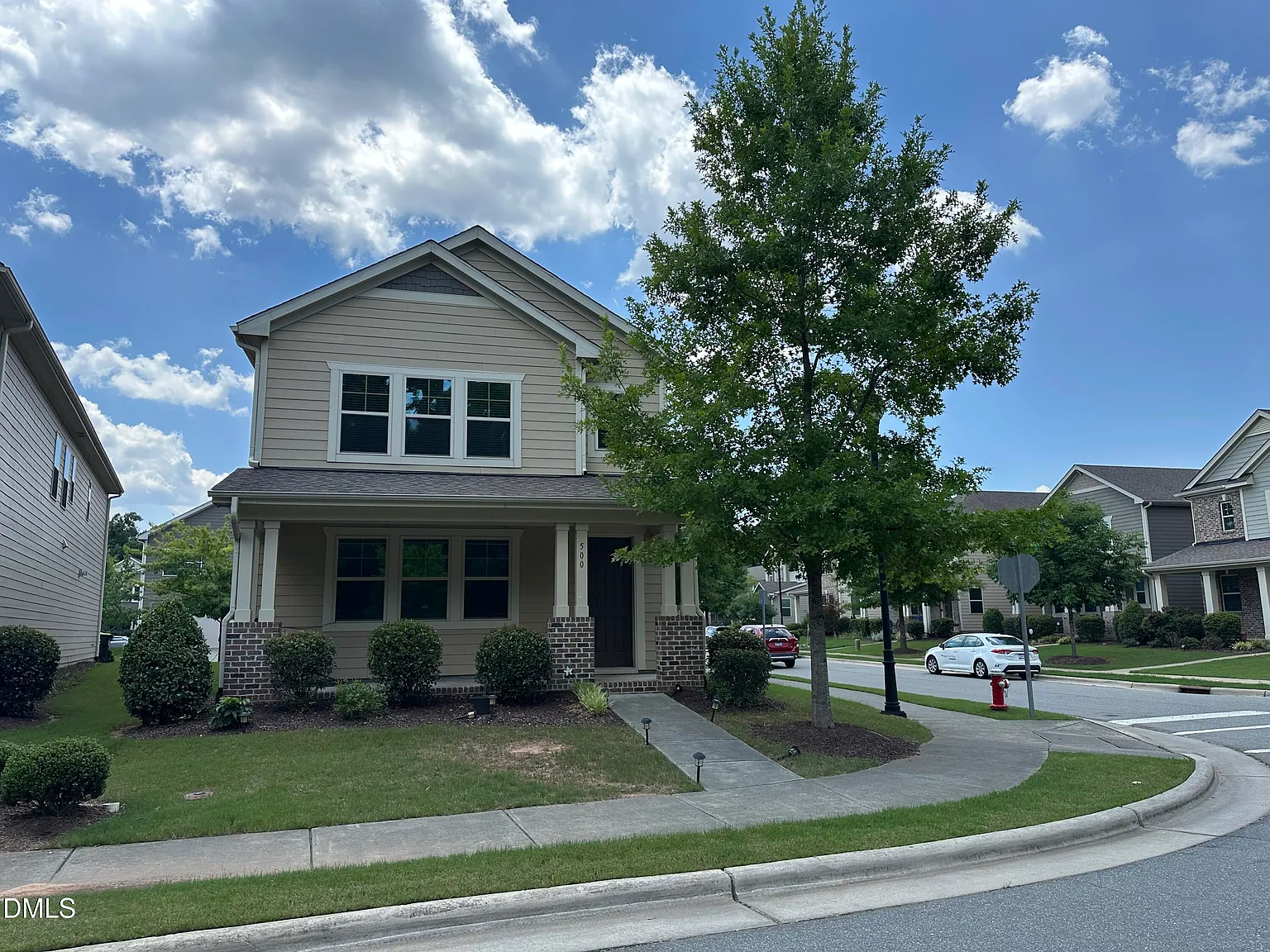 5 bed, 3.0 bath, 2700 sqft, $2,795 — Photo 2
