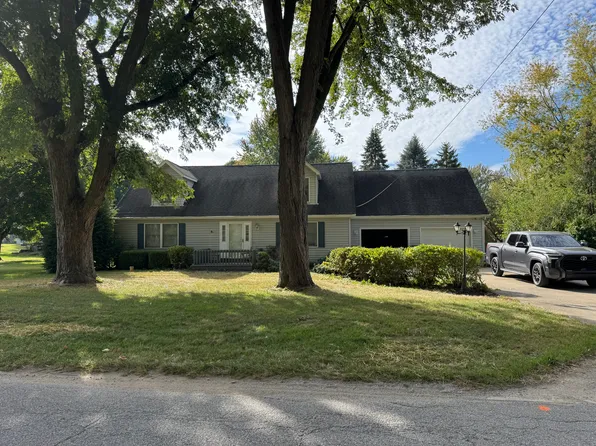 8787 E Black Point Rd, Syracuse, IN 46567