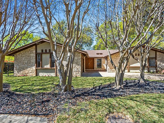 2nd image of 15721 Mapleview Cir