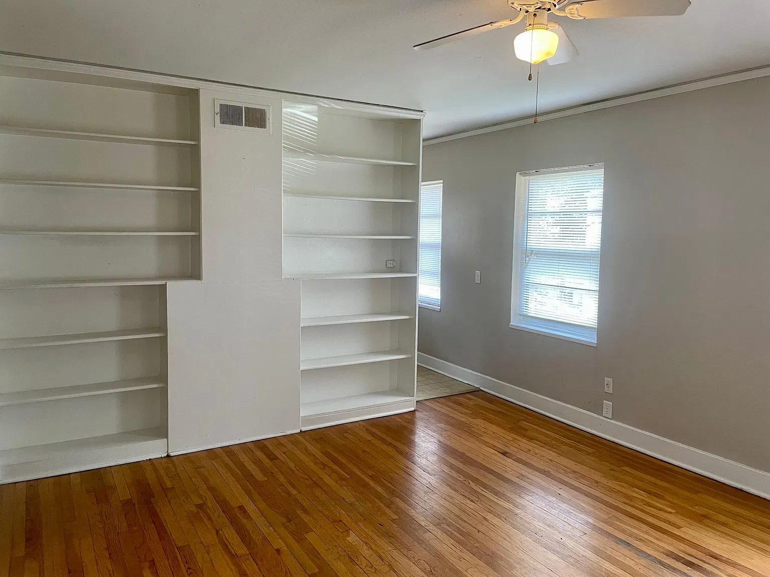 5016 N Lookout St — Photo 2