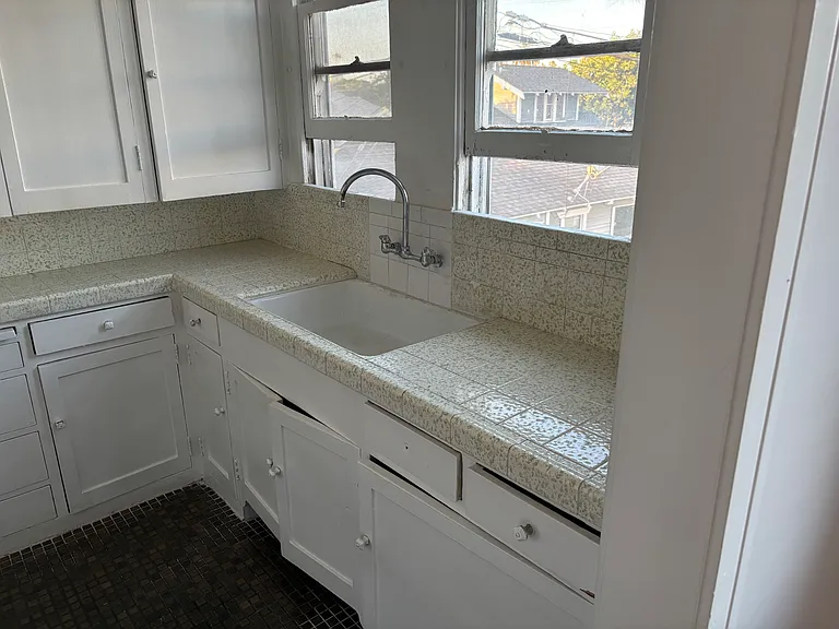 2525 E Broadway #5 — Photo 1