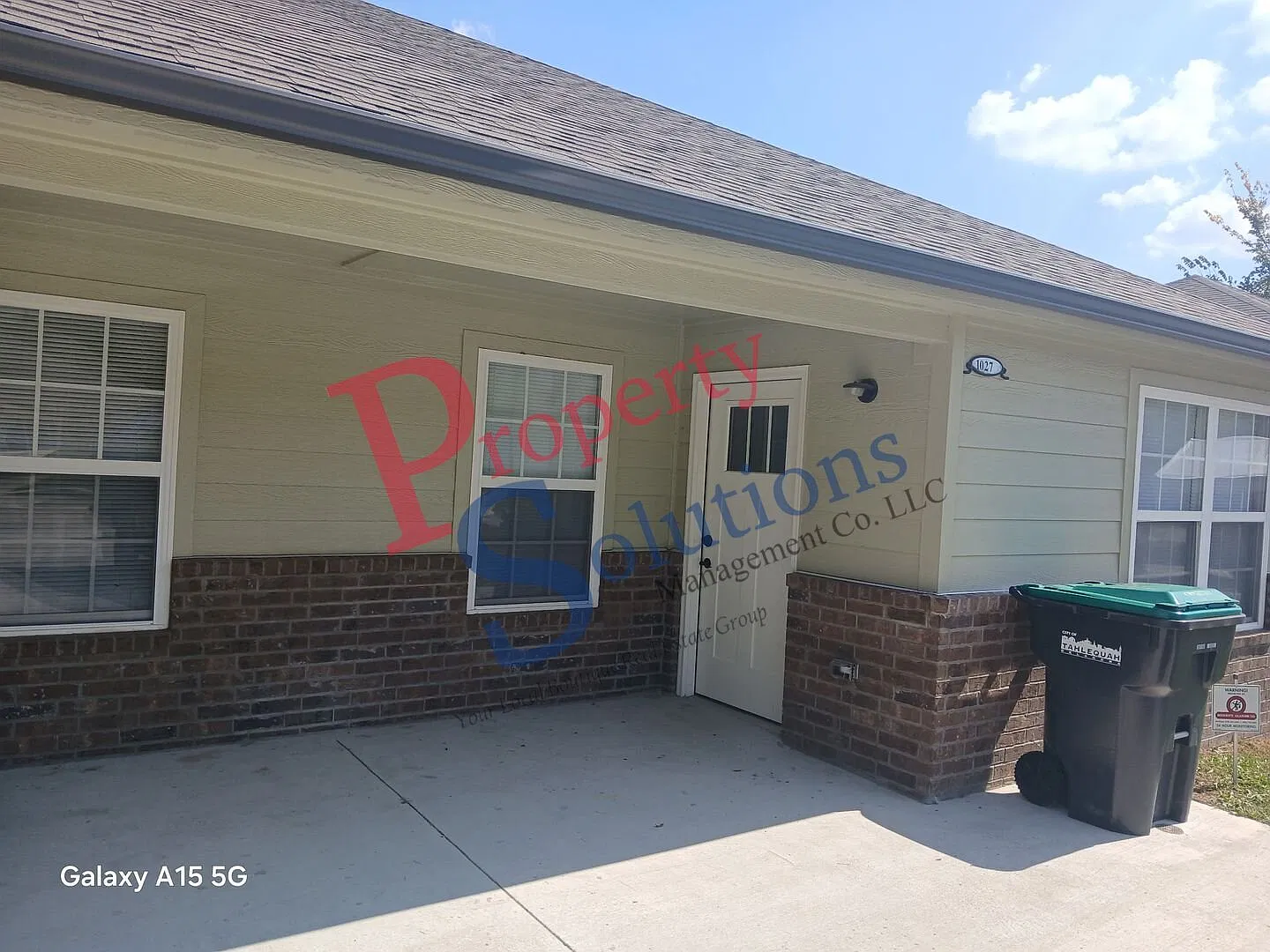 spacious layout 2 Bed 2 Bath duplex — Photo 2