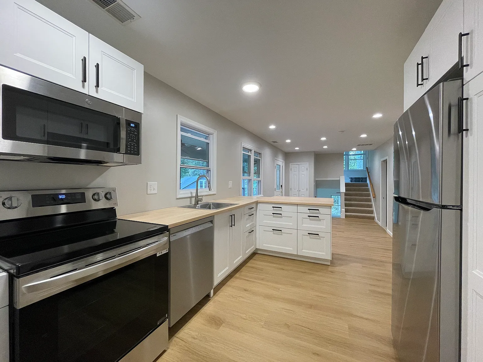 2 bed, 1200 sqft, $2,200 — Photo 3