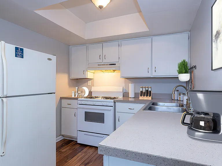 Lansdowne Grove Apartments — Photo 8