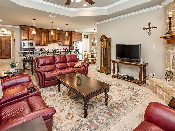3rd image of 2118 Chestnut Oak Cir