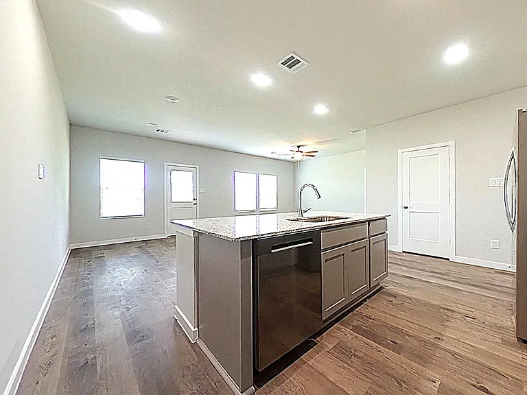 523 Shoreview Dr — Photo 8