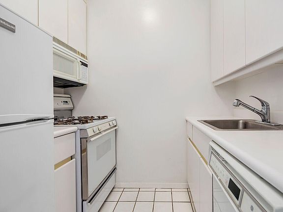 3rd image of 200 E 69th St APT 5A