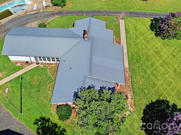 4th image of 828 Ferry Rd