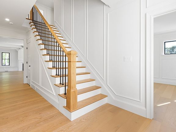 4th image of 8 Hudson St