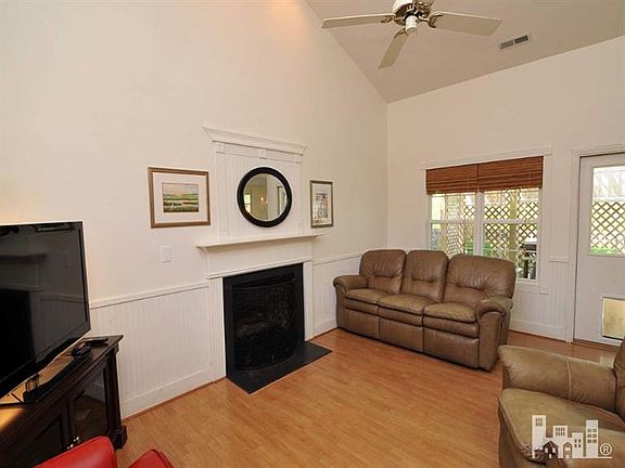 3rd image of 4167 Woodstock Dr