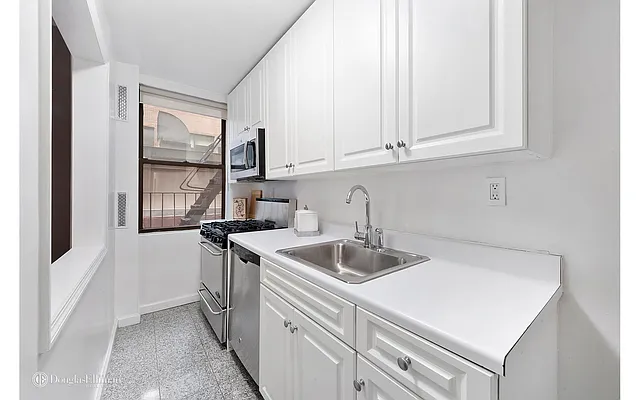 Rented by Douglas Elliman | media 18